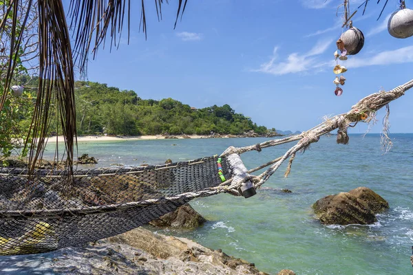 泰国蓝色海水附近美丽的热带海滩上的空吊床上 已经关门了 夏天的概念 假日旅行 — 图库照片