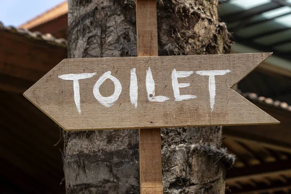 Text Toilette Auf Einem Holzbrett Der Tropischen Insel Bali Indonesien — Stockfoto