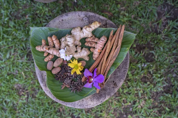 Doftande Kryddor Ett Grönt Blad Närbild Ovanifrån Indonesien — Stockfoto