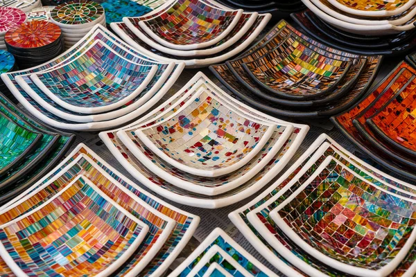 Colorati Piatti Decorativi Mosaico Sul Mercato Vendita Sul Mercato Locale — Foto Stock