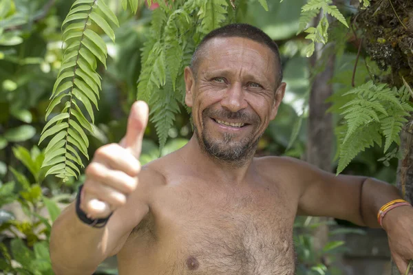 Portré Egy Kaukázusi Boldog Ember Pihen Háttérben Zöld Levelek Trópusi — Stock Fotó