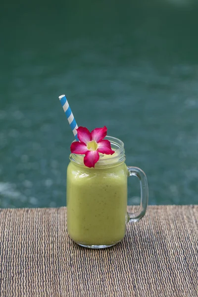 Batido Verde Aguacate Batido Mesa Cerca Desayuno Isla Bali Indonesia — Foto de Stock