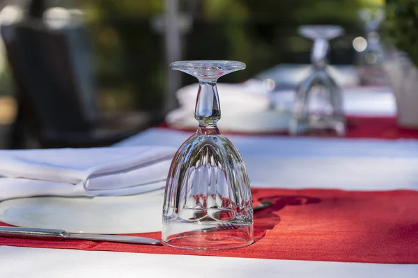 フォーク ナイフ ワイングラス ホワイトプレート レストランでの赤ナプキンとエレガントなテーブルセッティング ディナーのために配置された銀食器やナプキンと素敵なダイニングテーブルセット トルコ — ストック写真
