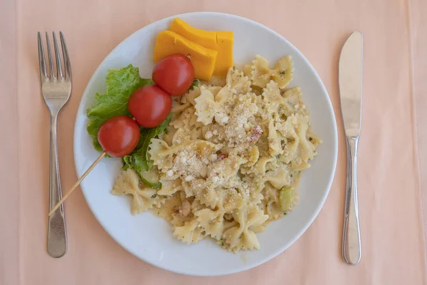 Pasta Farfalle Mit Kirschtomaten Und Käse Auf Weißem Teller Nahaufnahme — Stockfoto