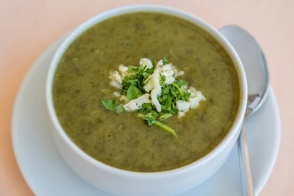 Sopa Crema Verde Espinacas Con Queso Perejil Fresco Tazón Blanco —  Fotos de Stock