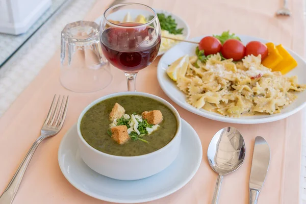 Sopa Creme Verde Espinafre Com Croutons Queijo Salsa Fresca Tigela — Fotografia de Stock