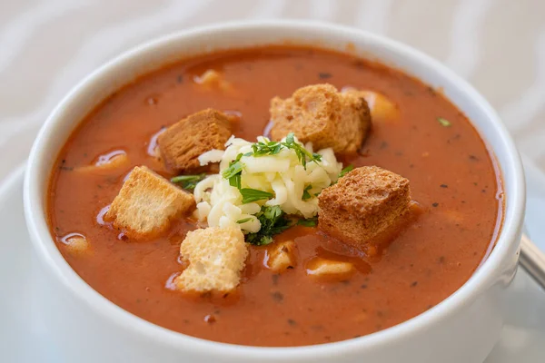 Sopa Tomate Com Croutons Queijo Salsa Fresca Close — Fotografia de Stock