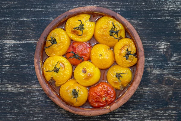 Tomate Vermelho Amarelo Assado Tomates Uma Assadeira Uma Mesa Madeira — Fotografia de Stock