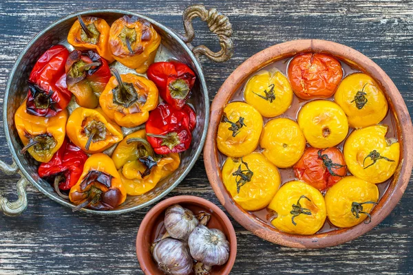 烤红黄西红柿和甜椒 西红柿和胡椒放在木制桌子上的烤盘里 一道健康美味的素食 — 图库照片
