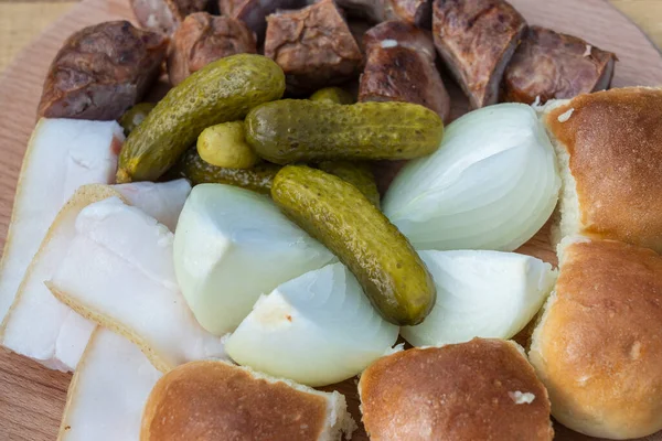 Zestaw Pyszne Ukraińskie Jedzenie Zbliżenie Ogórek Cebula Tłuszcz Bułka Kiełbasa — Zdjęcie stockowe