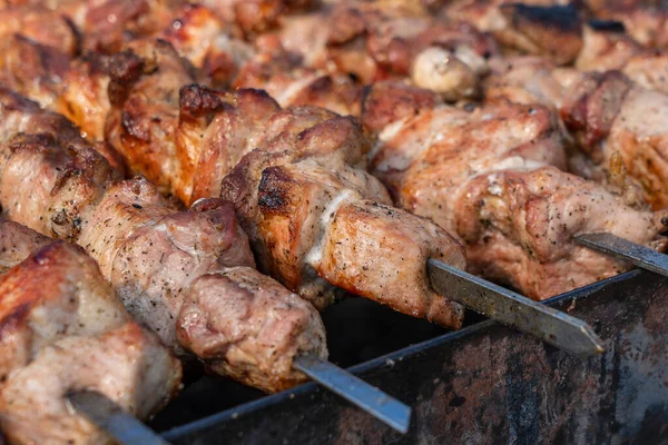 バーベキューで調理されたロースト肉 金属串でケバブ料理を焼きます バーベキュー新鮮な牛肉の肉をスライスを切る 伝統的な東の料理 魚のケバブ チャコールと炎のグリル ストリートフード ウクライナ — ストック写真