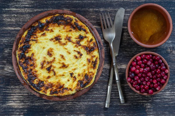 Casseruola Fiocchi Latte Dolci Con Uvetta Semola Sul Tavolo Legno — Foto Stock