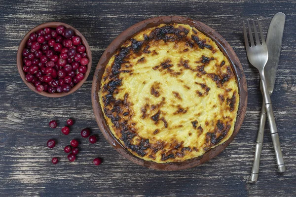 Casseruola Fiocchi Latte Dolci Con Uvetta Semola Sul Tavolo Legno — Foto Stock