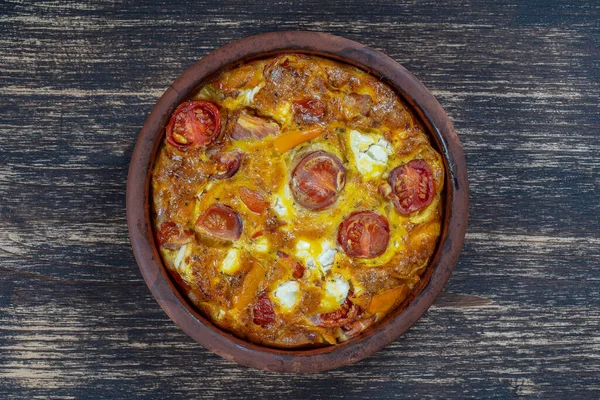 Keramikskål Med Grönsaksfrittata Enkel Vegetarisk Mat Frittata Med Tomat Peppar — Stockfoto