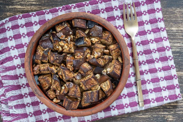 Bakad Aubergine Med Valnöt Olivolja Och Kryddor Tallrik Träbordet Vegetarisk — Stockfoto