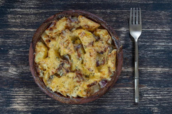 Gebakken Aardappel Knoflook Met Kaas Houten Tafel Close Keramische Schaal — Stockfoto