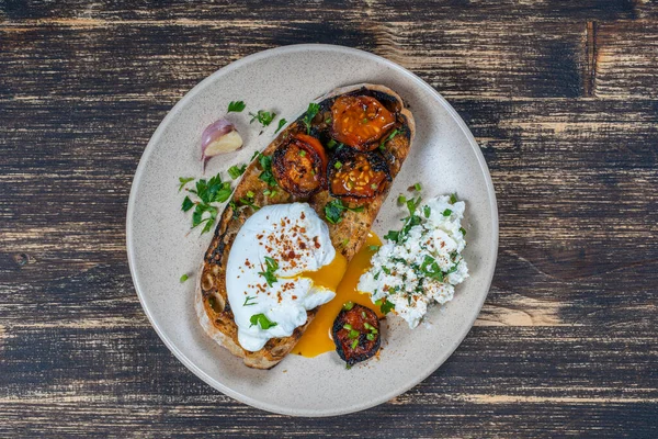 Pocherat Ägg Bit Bröd Med Stekt Röd Tomat Vitlök Och — Stockfoto