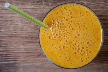 Şeftalili meşrubatın en üst manzarası, ahşap arka planda, cam içinde, kapat.