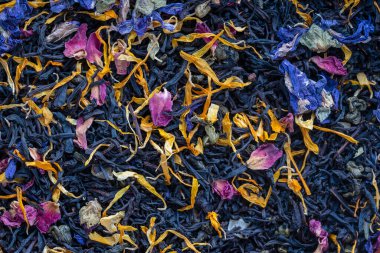 Arka planda meyve yapraklı kuru otlar ve çiçek yaprakları, üst manzara. Sağlıklı yeme kavramı