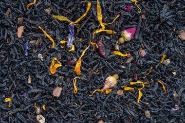 Arka planda meyve yapraklı kuru otlar ve çiçek yaprakları, üst manzara. Sağlıklı yeme kavramı