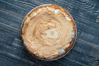 Tahta masada ev yapımı elmalı turtanın üst görüntüsü.