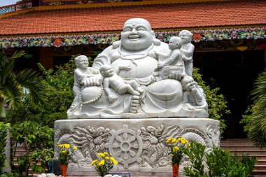 Vietnam 'ın Danang kentindeki bir Budist tapınağında çocuklarla birlikte mutlu Buda' nın mermer heykeli. Kapat.