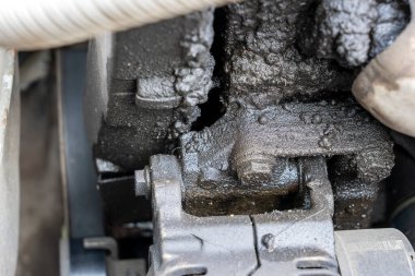 Motor yağ sızdırıyor. Eski tozlu motoru kapat..