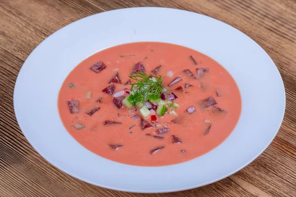 Soupe Betteraves Froides Aux Légumes Sur Table Bois Gros Plan — Photo