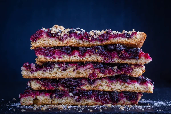 Hausgemachte Köstliche Beerenkuchen Mit Pudding Auf Schwarzem Hintergrund Fertig Zum — Stockfoto