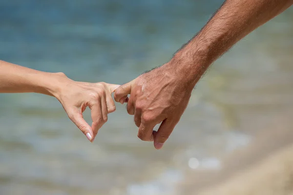 Feliz Pareja Joven Hombre Mujer Tomados Mano Relajarse Juntos Playa —  Fotos de Stock