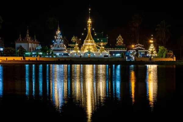 Vista Nocturna Del Hermoso Templo Budista Cerca Del Agua Del — Foto de Stock
