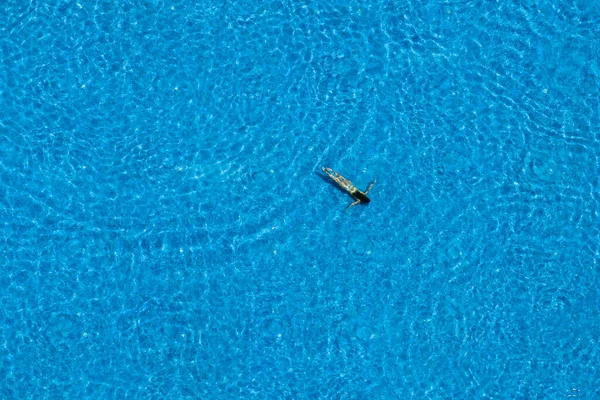 Frau Schwimmt Unter Wasser Einem Pool Von Oben Gesehen Sommerreise — Stockfoto