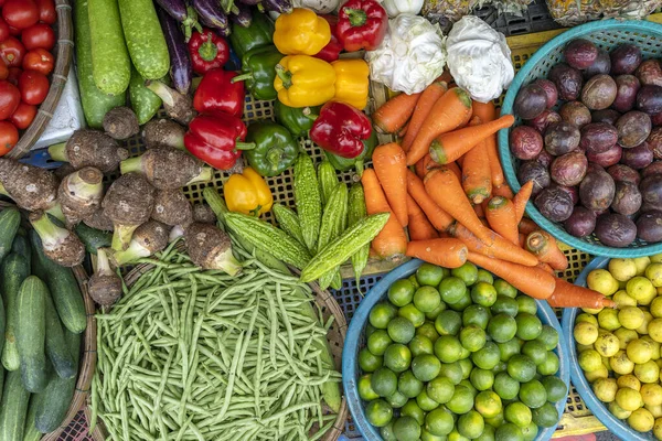 Φρέσκα Λαχανικά Προς Πώληση Στο Δρόμο Της Αγοράς Τροφίμων Στην — Φωτογραφία Αρχείου