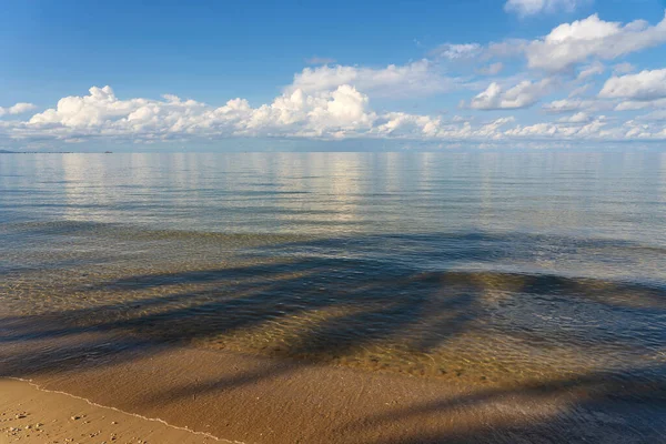 ベトナムのフーコック島の青い空と白い雲と熱帯砂のビーチと夏の海の水 旅と自然概念 — ストック写真