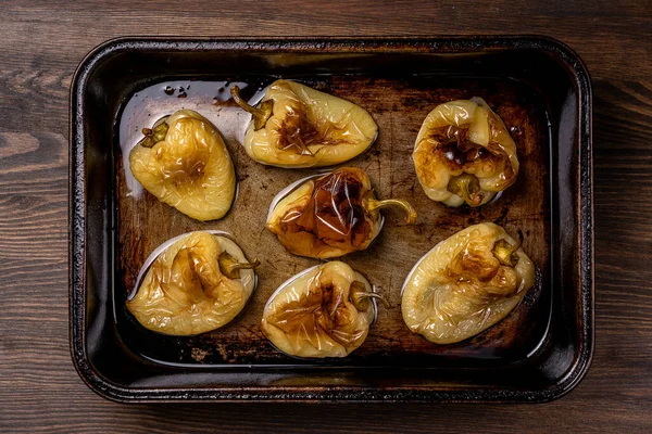 Gelbe Gebackene Paprika Der Backform Nahaufnahme Draufsicht Vegetarisches Essen Gegrilltes — Stockfoto