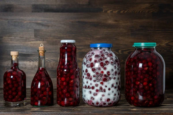 체리로 메이드 조각입니다 음료의 우크라이나 배경에 유리병과 열매로 포도주 — 스톡 사진