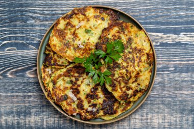 Kabaklı krep Ukrayna 'da ulusal bir yemektir. Taze kabaklı gözleme tabakta, yakın çekim, üst manzara