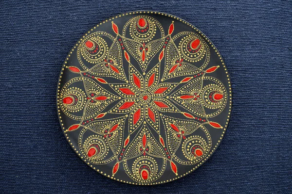 Placa Cerâmica Decorativa Com Cores Preto Vermelho Dourado Placa Pintada — Fotografia de Stock
