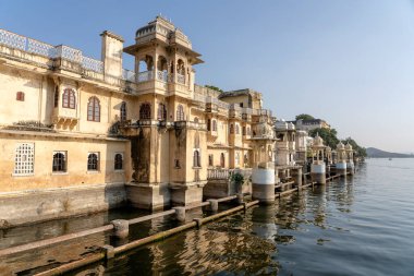 Mimarinin ayrıntıları, Udaipur, Rajasthan, Hindistan 'daki su gölü yakınında dekore edilmiş cephe. Kapat.