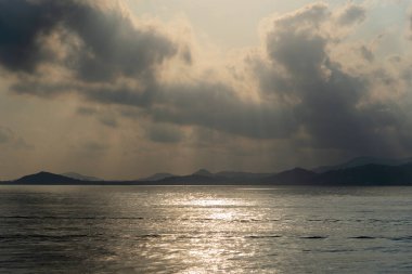 Güneş, şafak vakti bulutların arasından, Koh Samui adasında, Tayland 'da doğar. Doğa bileşimi