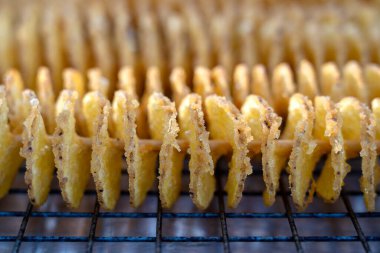 Sağlıksız yiyecekler, patates cipsi, sokak yemeği, bir ikram, Tayland pazarında kızarmış yağ, sağlıksız yiyecekler. Kapat.