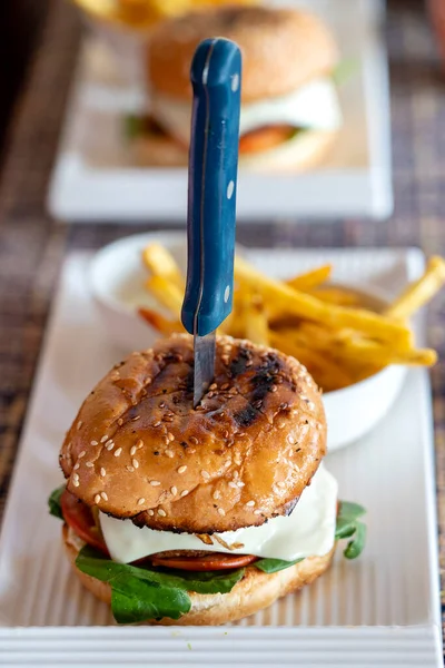 Hamburguesa Pinchada Con Cuchillo Plato Blanco Cerca —  Fotos de Stock