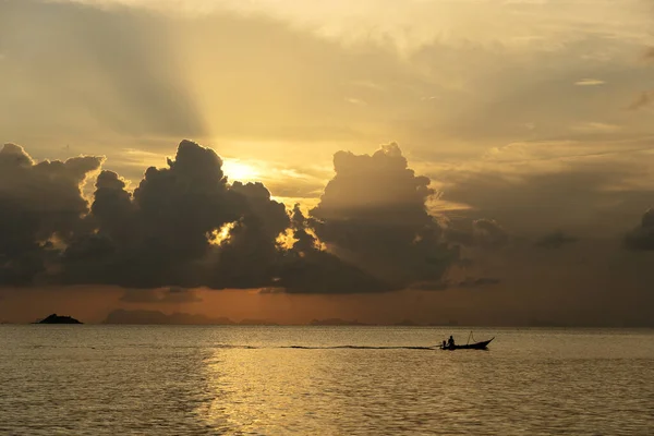 Sylwetka Mężczyzny Łodzi Podczas Zachodu Słońca Nad Wodą Morską Tajlandia — Zdjęcie stockowe