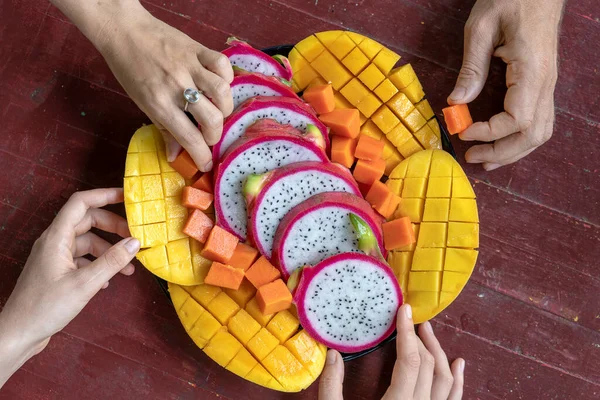 Surtido Frutas Tropicales Manos Gente Cerca Delicioso Postre Grupo Amigos — Foto de Stock