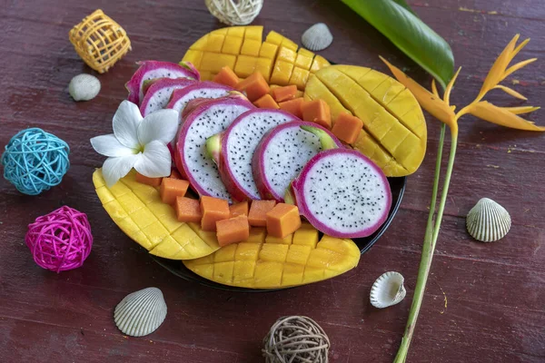 Tropiskt Fruktsortiment Tallrik Närbild Många Färgglada Mogna Tropiska Frukter Bakgrund — Stockfoto