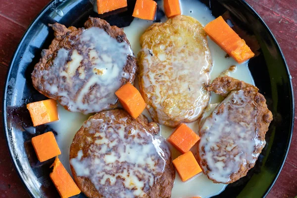 Bananfrittrar Med Kondenserad Mjölk Och Papaya Svart Tallrik Till Frukost — Stockfoto