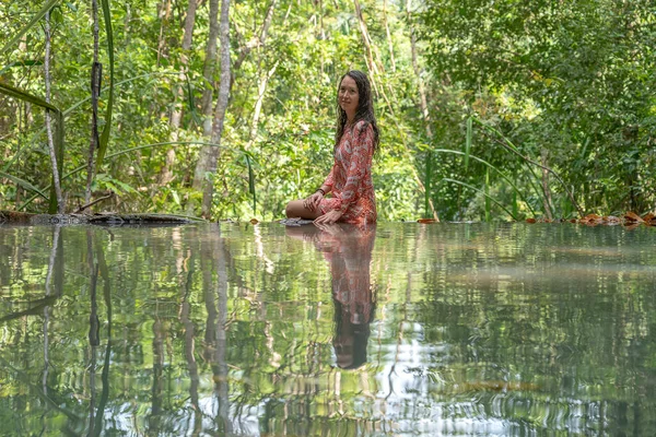 Mladá Žena Poblíž Tyrkysové Vody Kaskádového Vodopádu Hlubokém Tropickém Deštném — Stock fotografie