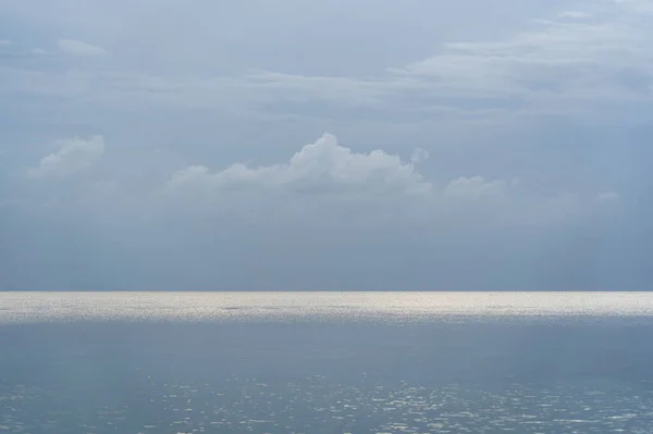 Cielo Azul Con Nubes Sobre Agua Del Mar Composición Natural — Foto de Stock
