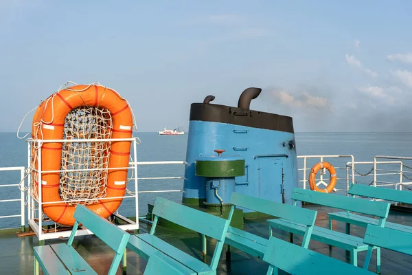 Fumo Canna Fumaria Traghetto Durante Mare Con Luce Solare Acqua — Foto Stock