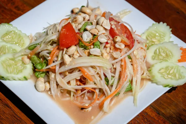 Salada Mamão Verde Som Tum Tailandês Prato Branco Perto Cozinha — Fotografia de Stock
